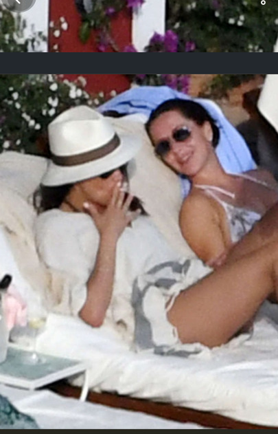 screenshot_2018-08-04-meghan-and-jessica-in-italy-smoking.png